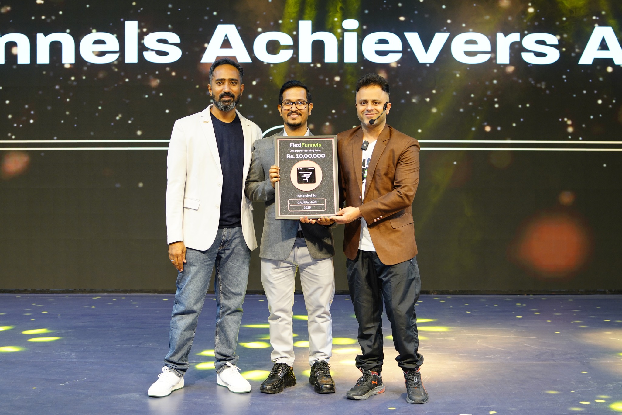 Gaurav Jain receiving the FlexiFunnels Achievers Award for earning over Rs. 10,00,000 on stage